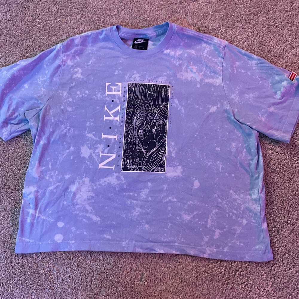 a Nike short sleeve shirt, rarley worn, little wrinkly.